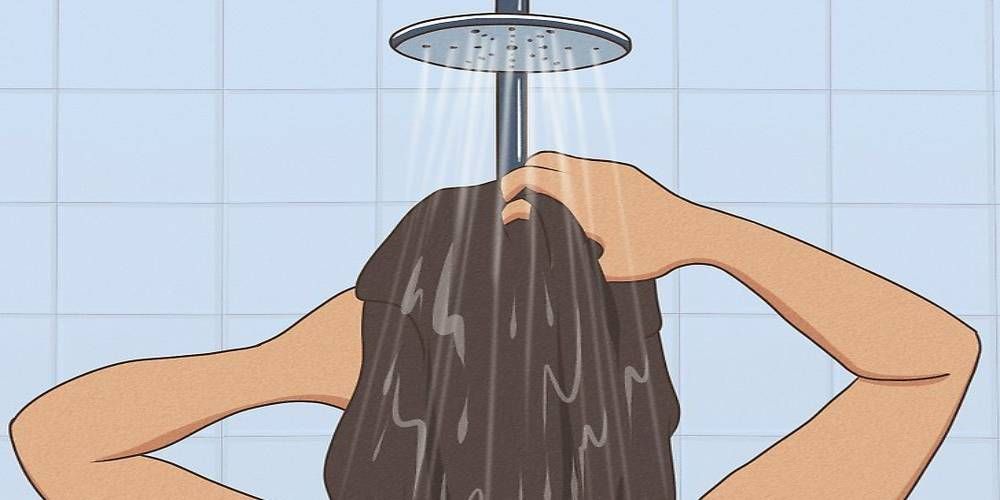 موهای خود را با آب تازه خیس کنید.